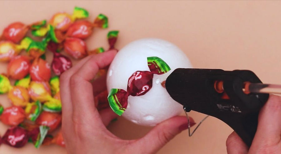 đính các viên kẹo lên quả bóng mút xốp